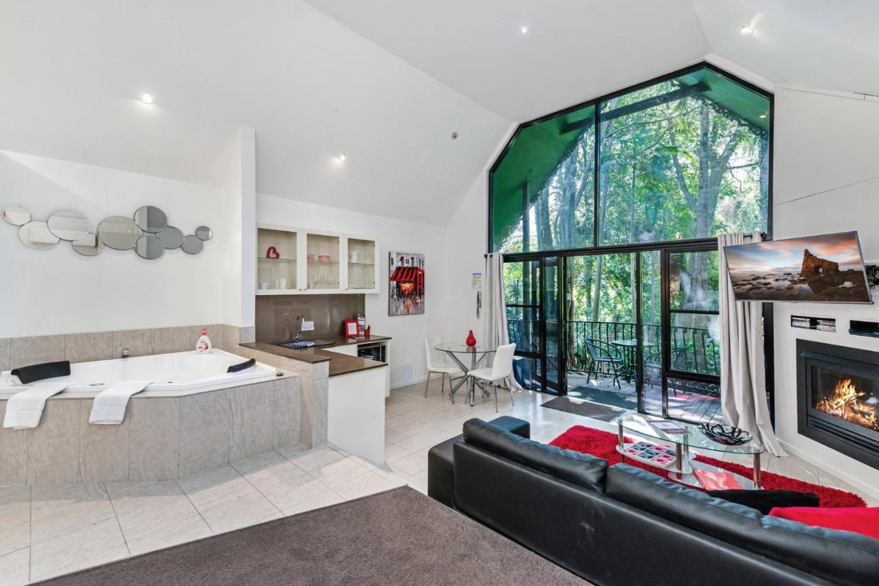 Chalet On Gallery Walk - King Bed, Spa, Fireplace, Wifi & Netflix, Linger A While ภูเขาแทมโบรีน ภายนอก รูปภาพ