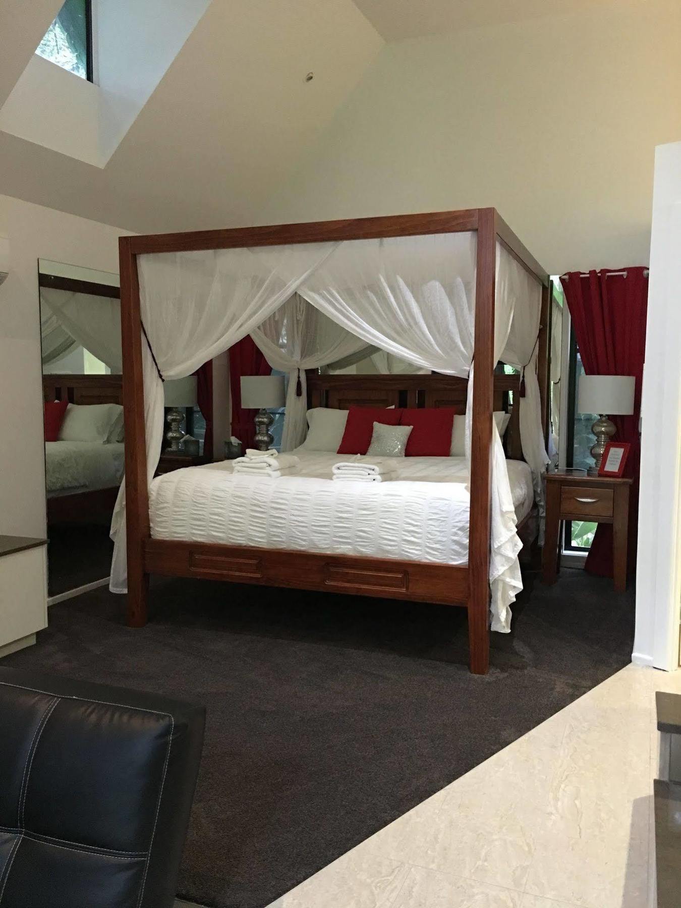 Chalet On Gallery Walk - King Bed, Spa, Fireplace, Wifi & Netflix, Linger A While ภูเขาแทมโบรีน ภายนอก รูปภาพ