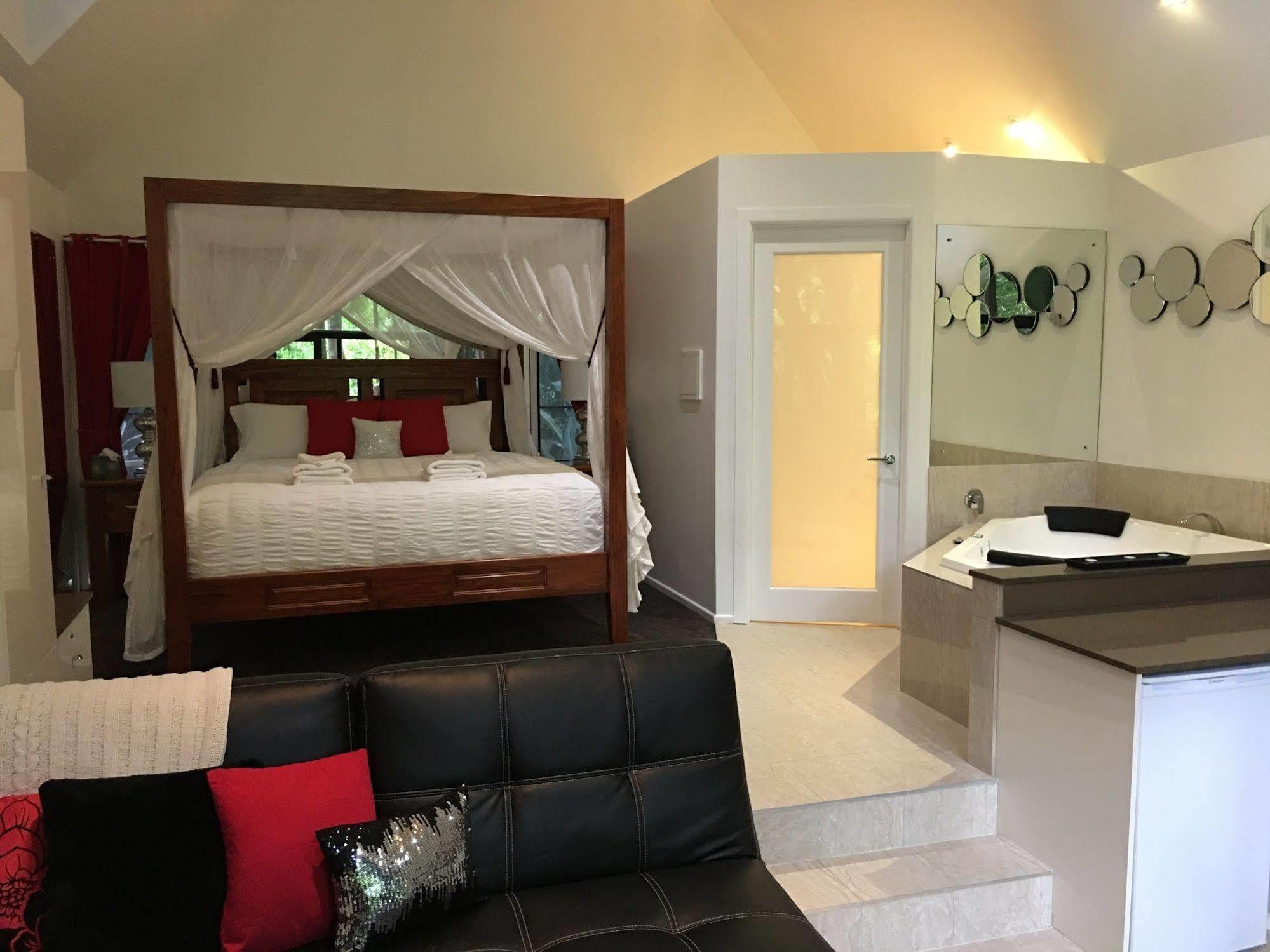 Chalet On Gallery Walk - King Bed, Spa, Fireplace, Wifi & Netflix, Linger A While ภูเขาแทมโบรีน ภายนอก รูปภาพ