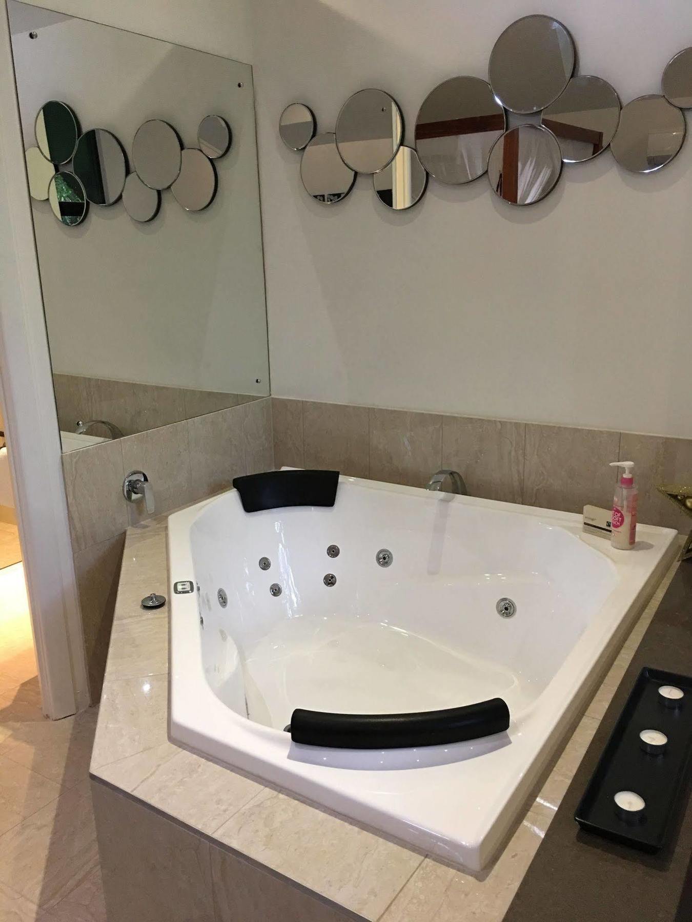 Chalet On Gallery Walk - King Bed, Spa, Fireplace, Wifi & Netflix, Linger A While ภูเขาแทมโบรีน ภายนอก รูปภาพ